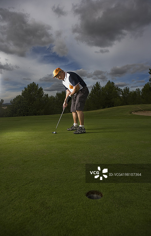 在高尔夫球场上打高尔夫球的人图片素材