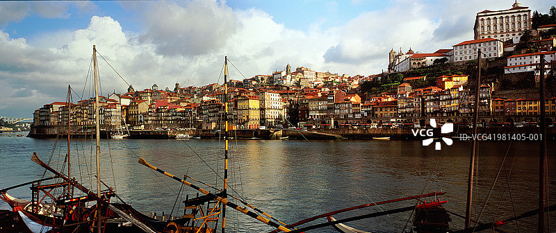 葡萄牙，波尔图，杜罗河畔有停泊的老港酒船图片素材