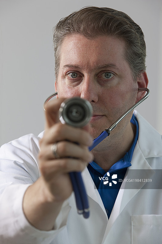 一个拿着听诊器的医生的肖像图片素材