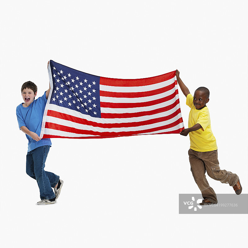 两个拿着美国国旗的男孩图片素材