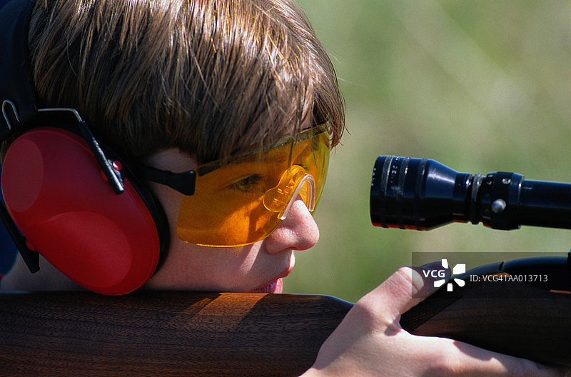 射击步枪的男孩图片素材