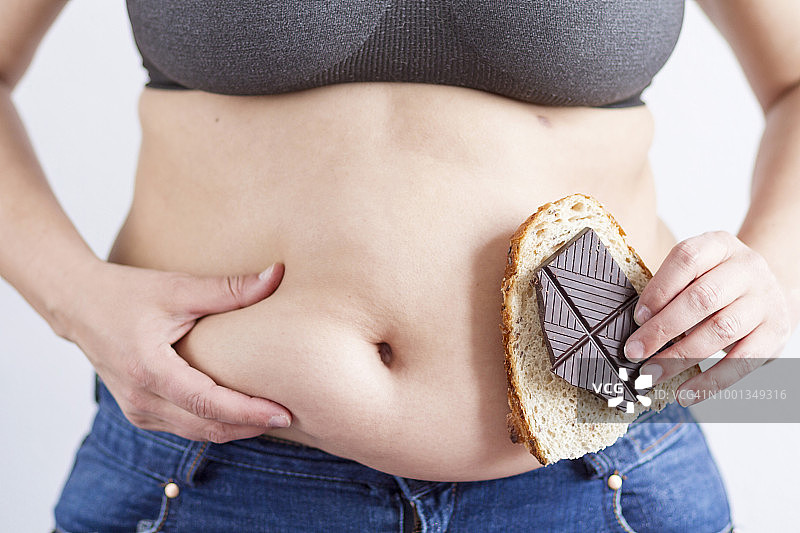 一个超重的女人露出了她的肚子图片素材