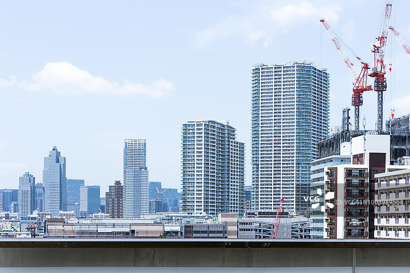 东京东京都的城市景观，摩天大楼的天际线图像与建筑在建，在白天的夏天，日本。图片素材