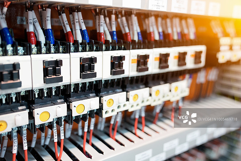 许多插座和电器继电器(开关自动或电磁铁)用于机器或工业的操作电路图片素材