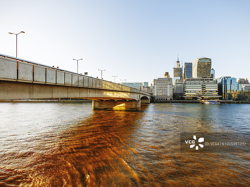 横跨伦敦东部中部的伦敦桥和城市天际线图片素材