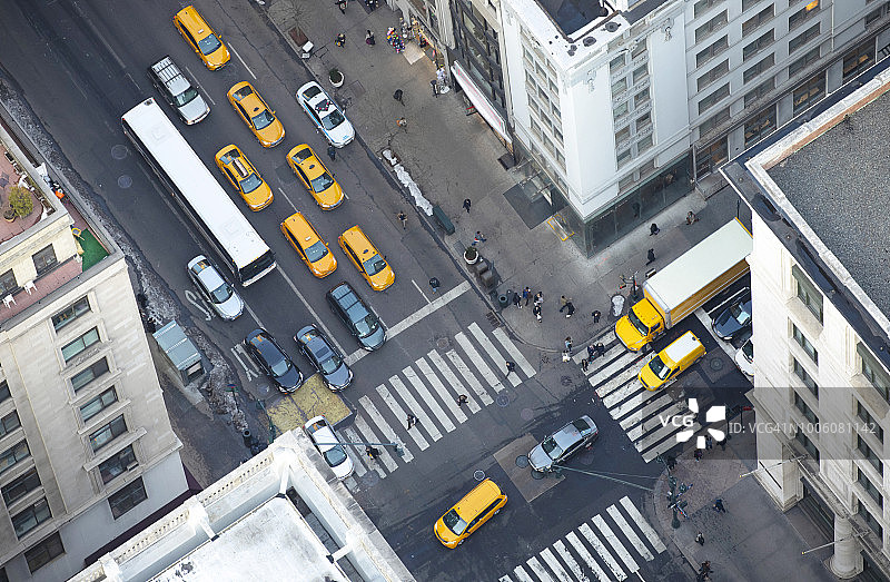 从建筑物顶部俯瞰第五大道的纽约市，曼哈顿，美国，北美图片素材