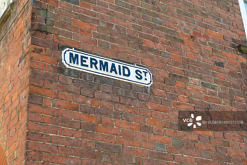 英国东苏塞克斯黑麦红砖墙上的美人鱼街标志图片素材