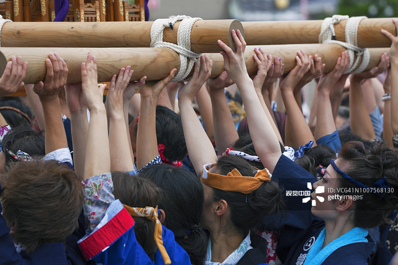 千叶市浦康市三叉节上，许多手支持一个三穗便携神社图片素材