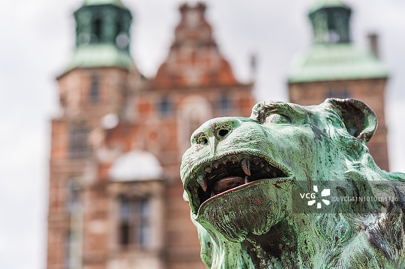 青铜狮子雕像在一个花园在哥本哈根，丹麦。图片素材