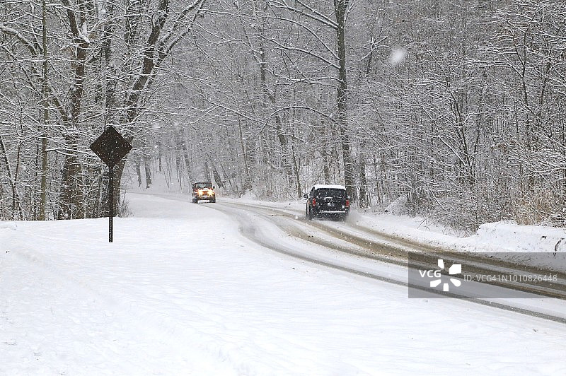 白雪覆盖的乡村街道图片素材
