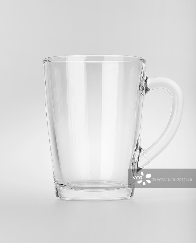 空的玻璃杯与反射，孤立的白色背景图片素材
