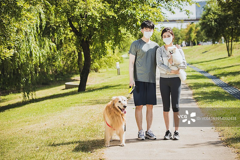 戴着口罩的夫妇带着狗狗图片素材