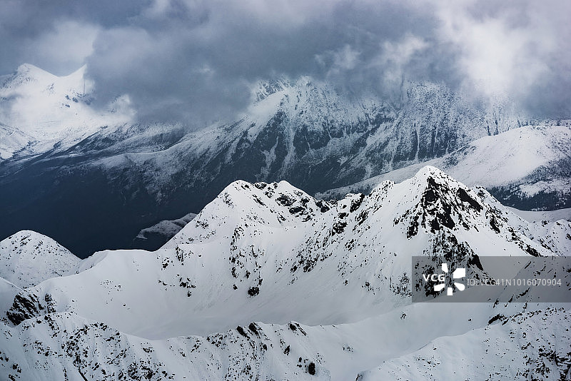 白雪皑皑的山峰图片素材