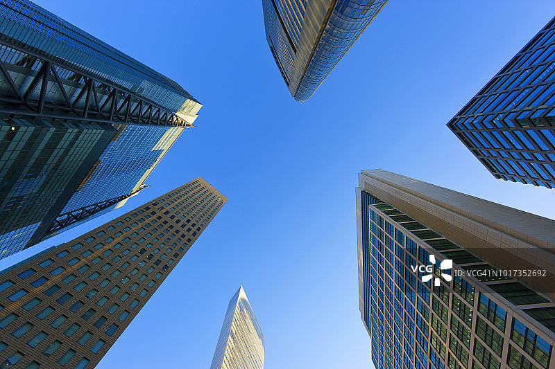 摩天大楼阵列和蓝天在潮堂区在东京，日本图片素材