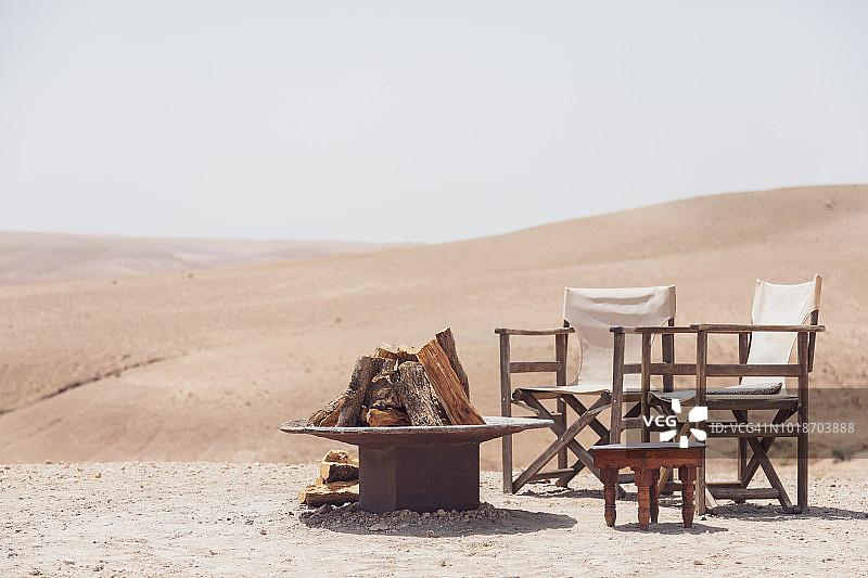 摩洛哥沙漠旅游营地的椅子和壁炉。Marrakesh-Safi、摩洛哥马拉喀什。图片素材