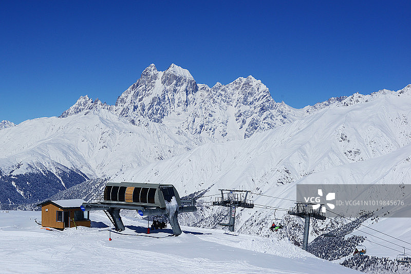 在特特努尔迪滑雪胜地的滑雪缆车顶站，可以看到乌斯卡峰，高加索山脉，格鲁吉亚图片素材