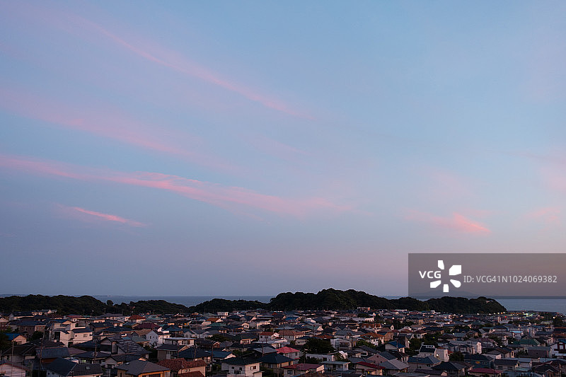 日本镰仓市，相模湾旁的志立滨镇，落日的红云图片素材