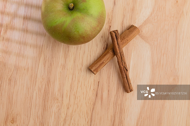 肉桂棒和苹果图片素材