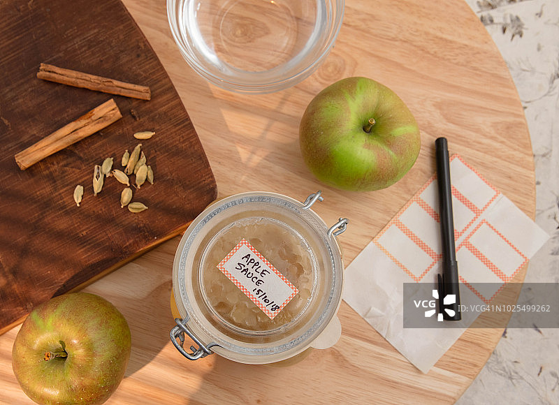 苹果酱罐、配料及标签图片素材