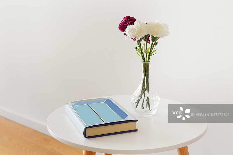 复古风格的桌子上有一本书和一个花瓶图片素材