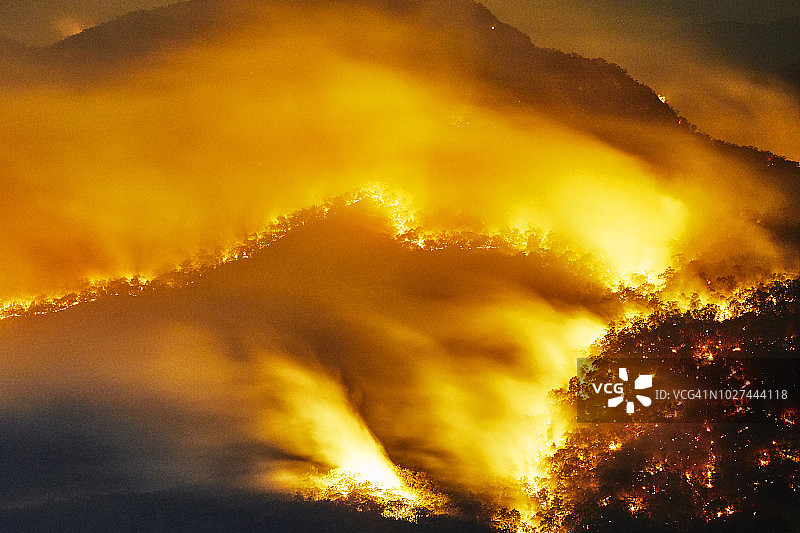 夜间火灾，丛林火灾，森林火灾，蓝山，澳大利亚图片素材