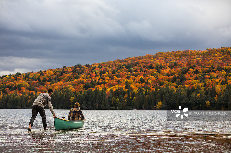 一对年轻夫妇在加拿大的自然奇观中划桨图片素材