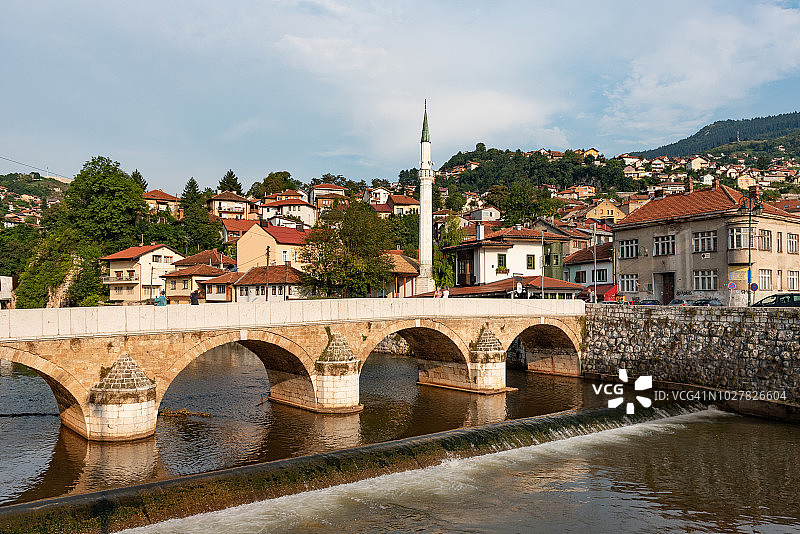波斯尼亚-黑塞哥维那萨拉热窝Miljacka河上的Seher-Cehajina奥斯曼大桥图片素材