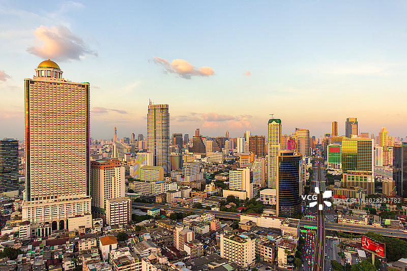 鸟瞰图曼谷市区现代办公大楼与日落时间图片素材