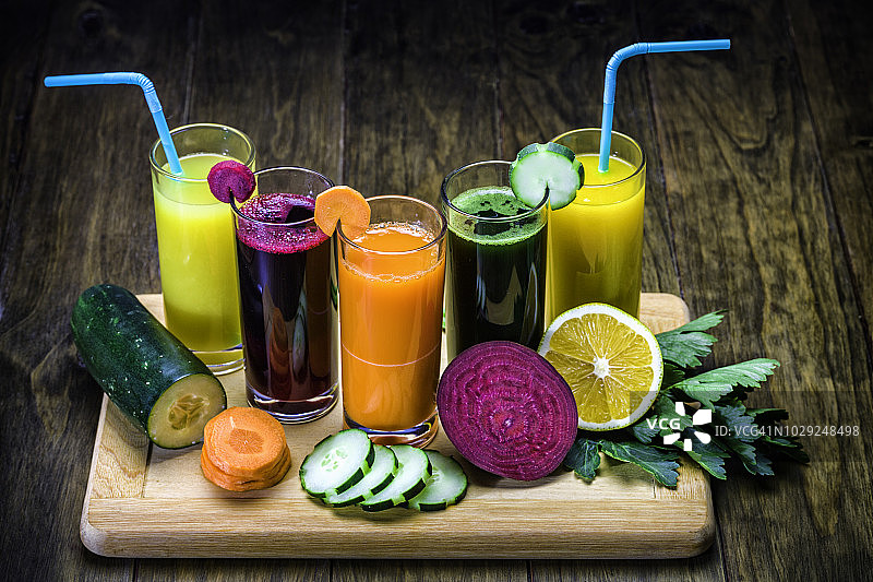 排毒饮料。蔬菜汁品种在餐桌上的背景-节食的概念图片素材