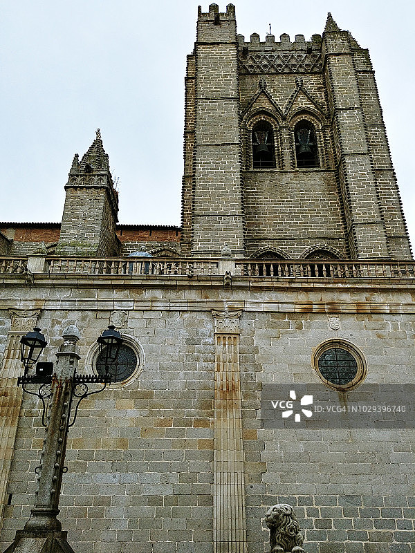 阿维拉大教堂钟楼的侧视图图片素材