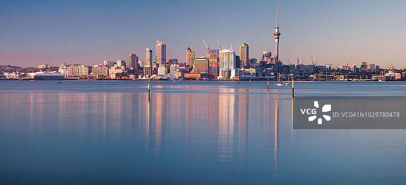 从北岸眺望新西兰奥克兰的港口和中心城市建筑。图片素材