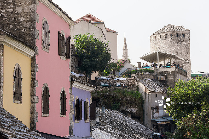 波斯尼亚和黑塞哥维那莫斯塔尔老城的彩色房屋图片素材