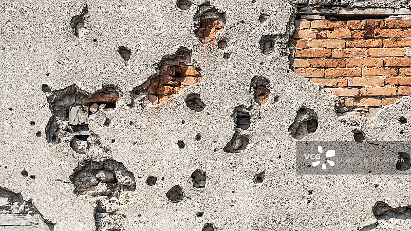 痛苦过去的伤痕-波斯尼亚和黑塞哥维那莫斯塔尔一堵墙上的弹孔图片素材