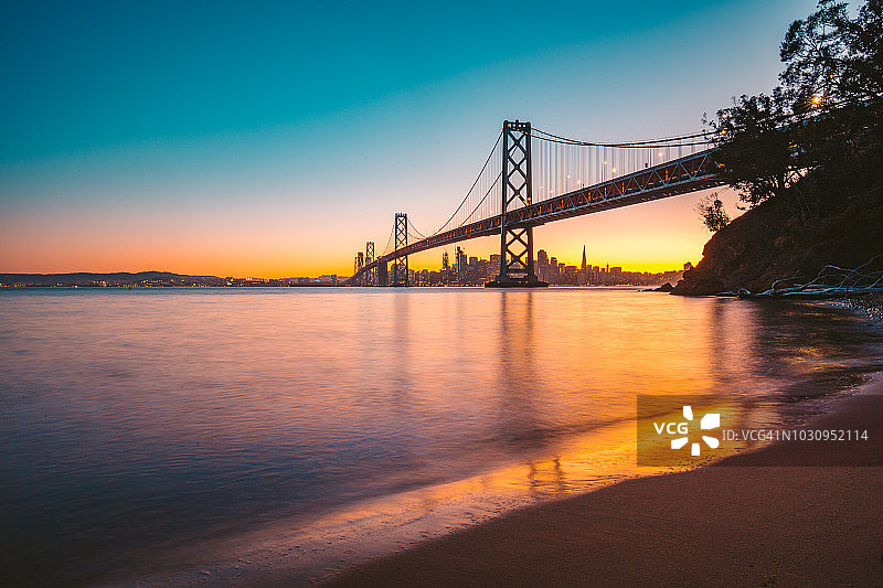 美国加州，旧金山和奥克兰海湾大桥的黄昏图片素材
