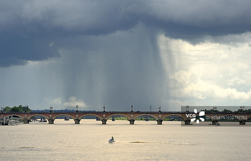 法国，法国西南部，波尔多，加隆河上的石桥，降雨图片素材
