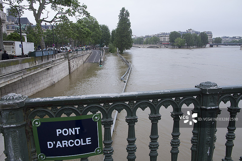 法国，巴黎，塞纳河洪水(2016年6月2日)图片素材