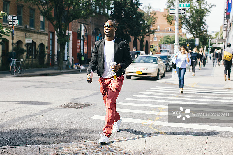 美国，纽约，布鲁克林，一个人走在街上，拿着一杯咖啡图片素材