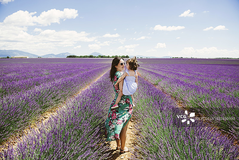 法国，普罗旺斯，瓦朗索高原，母亲和女儿在薰衣草田的夏天图片素材