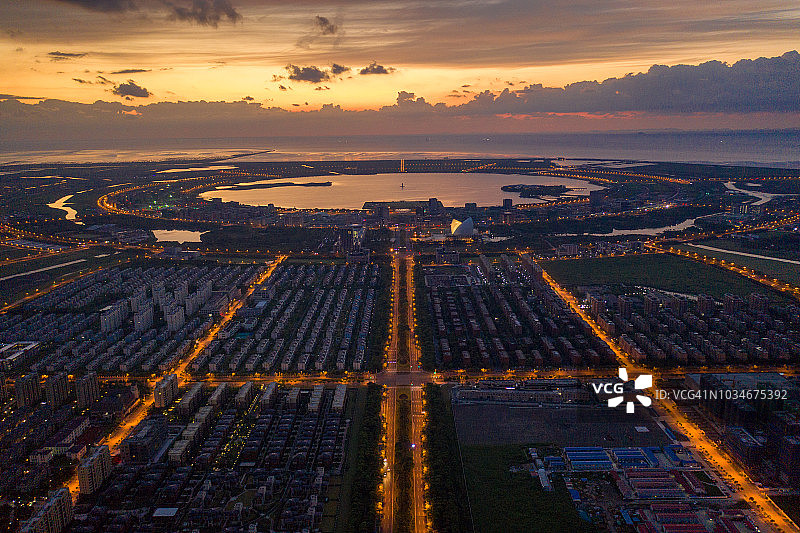 中国上海临港，滴水湖的日出与云彩图片素材