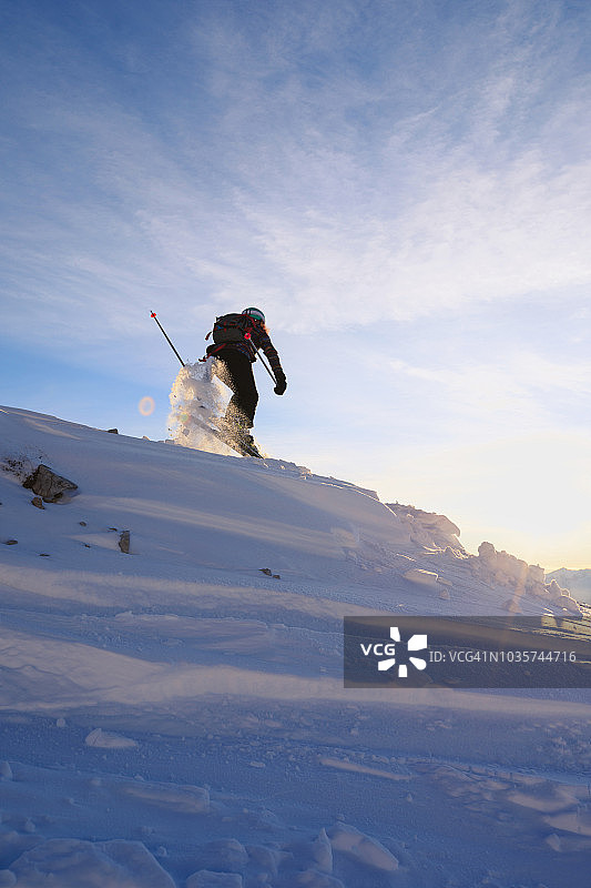 女子滑雪者在滑雪胜地滑雪业余冬季运动图片素材