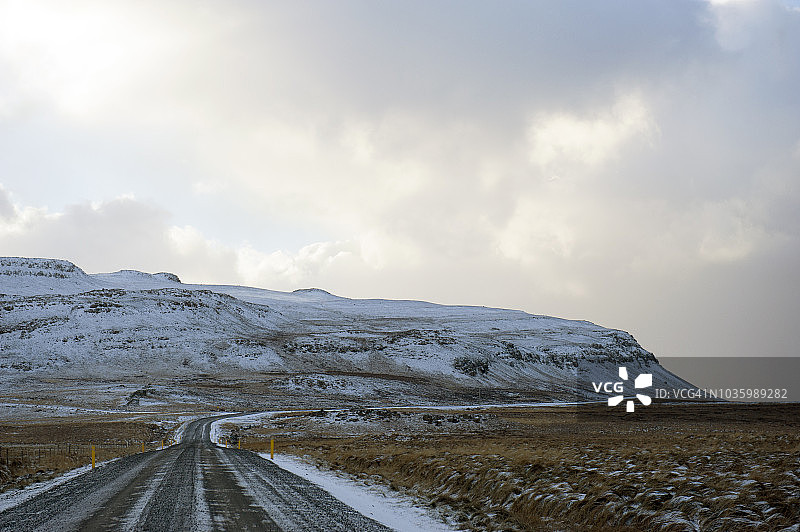 埃克兰西部Snæfellsnes附近Stykkishólmur的蜿蜒公路图片素材