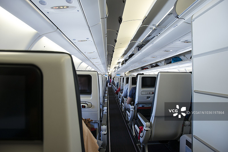 载有乘客的飞机内部图片素材