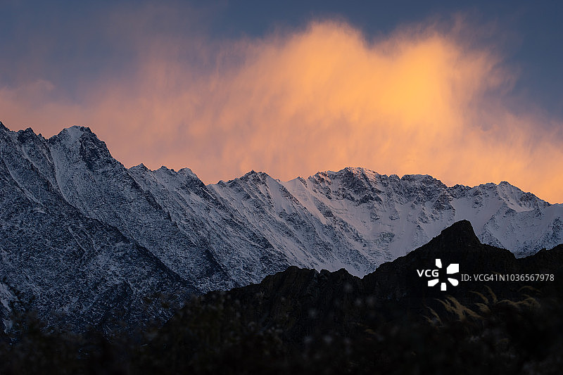 巴基斯坦罕萨山谷帕苏村喀喇昆仑雪山上美丽的日落图片素材