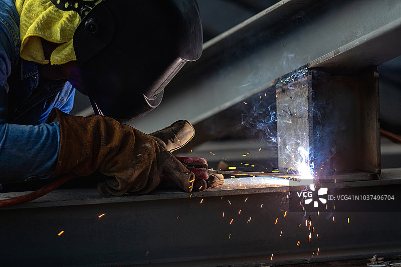 工业工人在工厂钢焊接特写，焊工图片素材