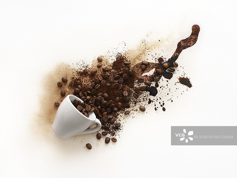 一杯咖啡洒了出来，咖啡豆溢出来图片素材