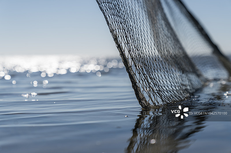 渔网在水里。图片素材