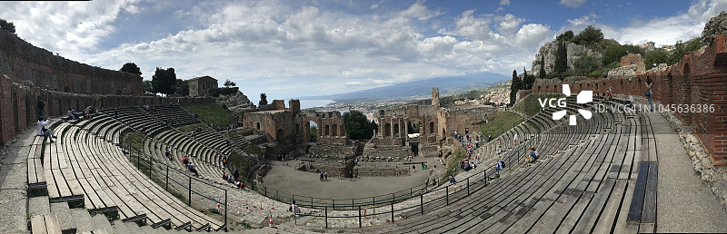 陶尔米纳希腊剧院全景。意大利西西里岛。图片素材