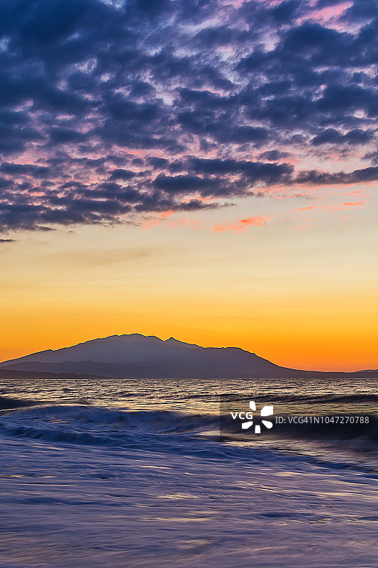 清晨，海上壮观的日出。摄于希腊阿斯普罗瓦尔塔。图片素材