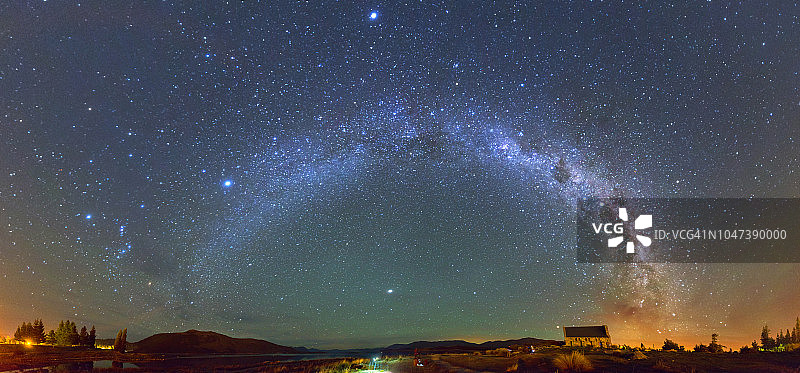 新西兰特卡波湖牧羊人教堂的银河全景图图片素材