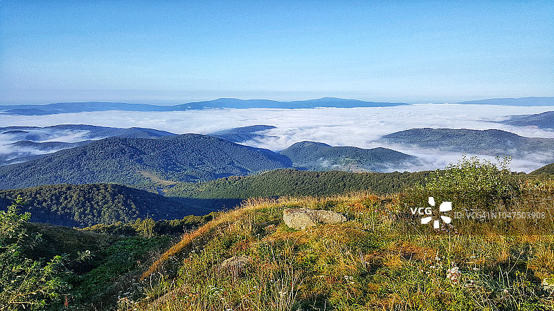 云雾缭绕的山间清晨图片素材